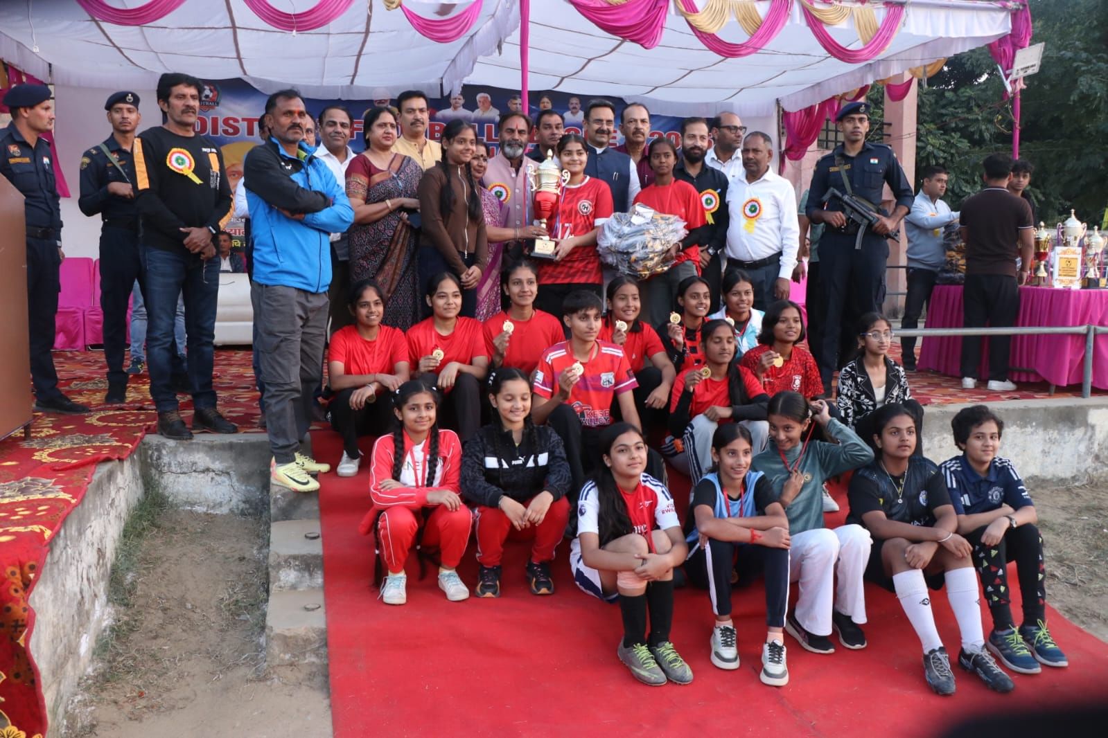 फुटबॉल लीग के दौरान हुनर का प्रदर्शन करते खिलाड़ी। संवाद