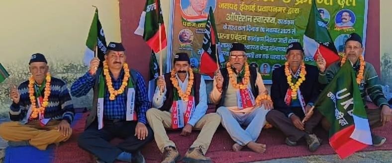 घनसाली क्षेत्र के अस्पताल में डॉक्टरों की तैनाती की मांग को धरने पर बैठे लोग। स्रोत जागरूक पाठ घनसाली क्षेत्र के अस्पताल में डॉक्टरों की तैनाती की मांग को धरने पर बैठे लोग। स्रोत जागरूक पाठ