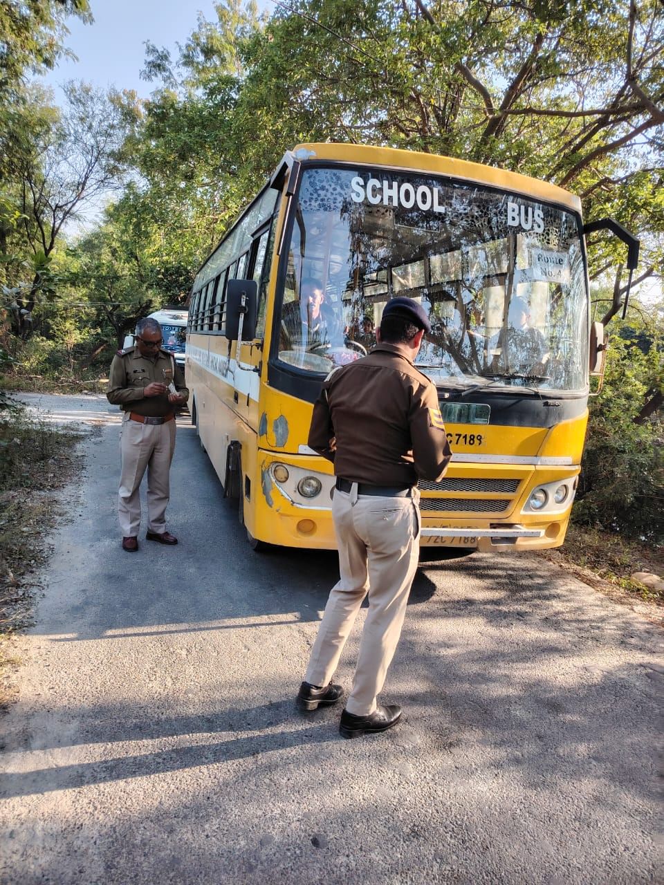 हिमाचल पंजाब सीमा पर स्कूल बस की जांच करती पुलिस। संवाद