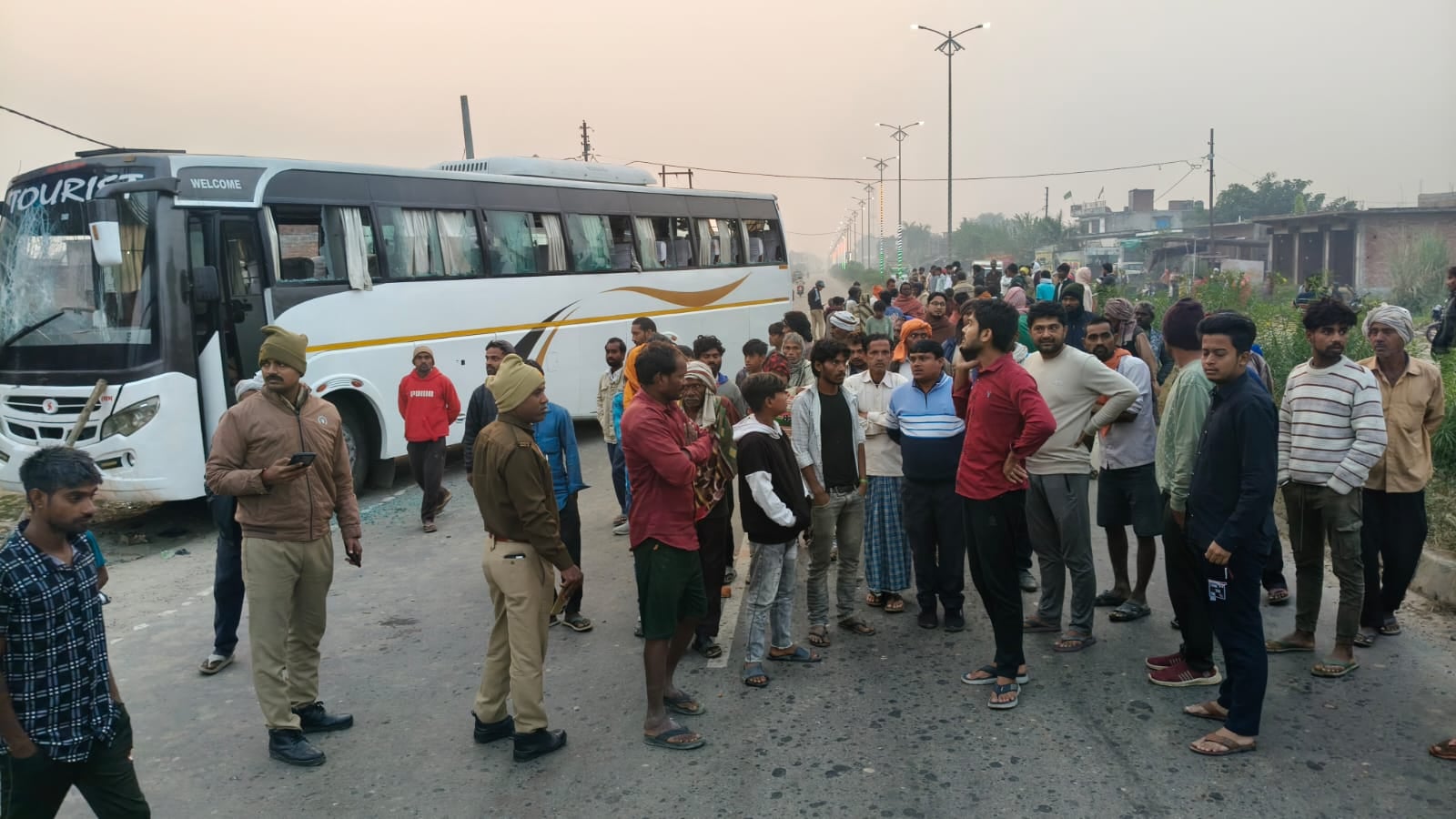 हादसे के बाद बिलखते किसान के परिजन। संवाद हादसे के बाद बिलखते किसान के परिजन। संवाद