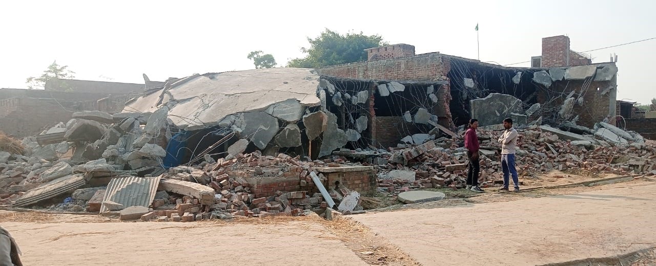 जलालाबाद के रौली बौरी में मकान ढहाए जाने के बाद खुले में पन्नी तानकर रह रहा परिवार। संवाद जलालाबाद के रौली बौरी में मकान ढहाए जाने के बाद खुले में पन्नी तानकर रह रहा परिवार। संवाद