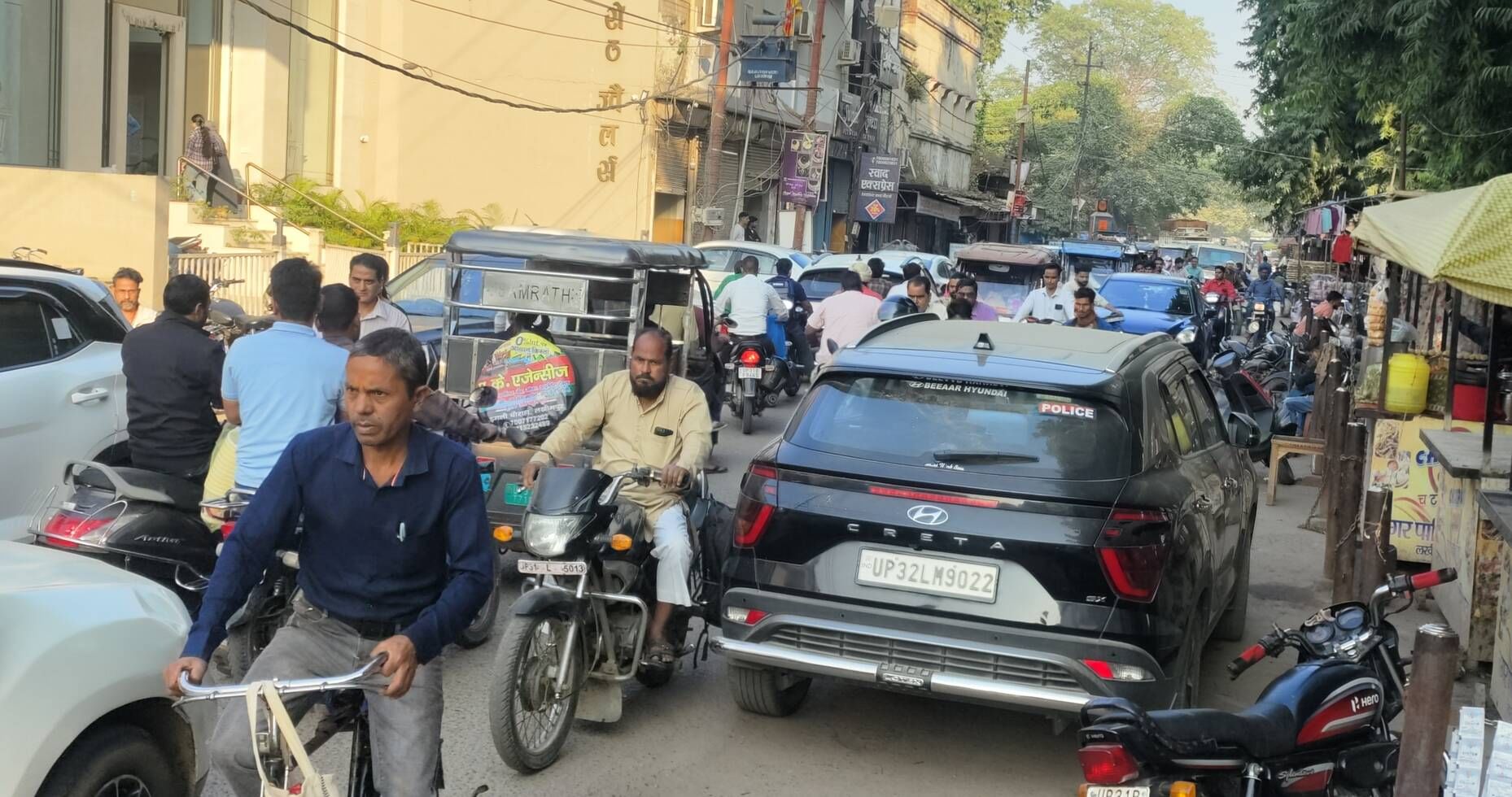 कचहरी मार्ग पर सड़क पर हो रही वाहनों की मरम्मत। संवाद