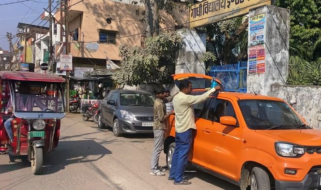 कचहरी मार्ग पर सड़क पर हो रही वाहनों की मरम्मत। संवाद