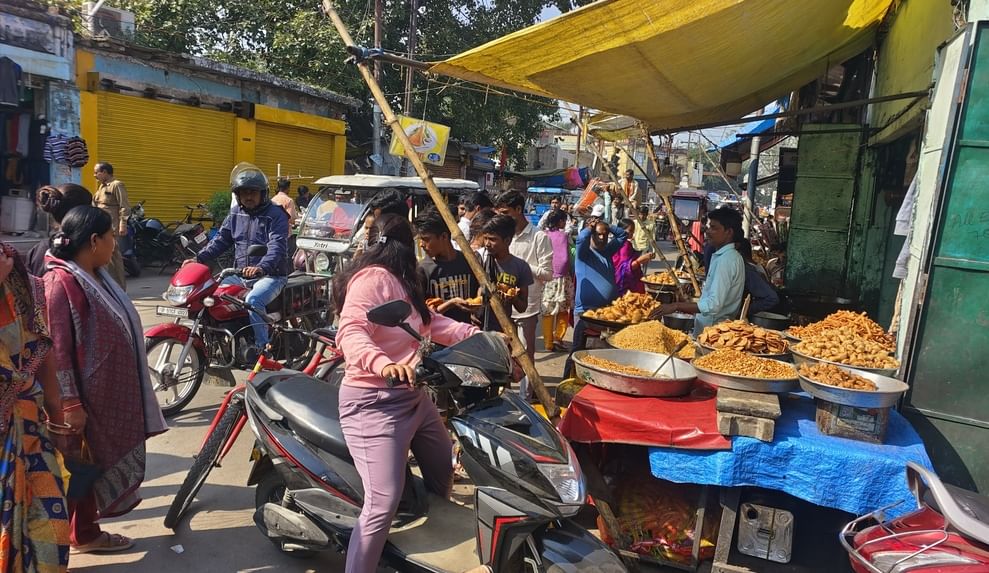 कचहरी मार्ग पर सड़क पर हो रही वाहनों की मरम्मत। संवाद