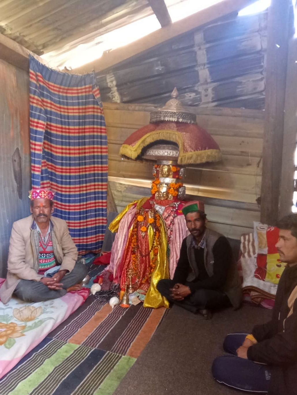 कुल्लू के झनियार गांव में राख के ढेर में तबदील अपने आशियानों को देखते ग्रामीण।-संवाद कुल्लू के झनियार गांव में राख के ढेर में तबदील अपने आशियानों को देखते ग्रामीण।-संवाद