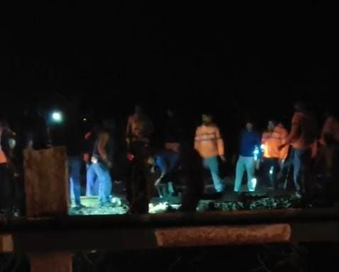 कमालगंज रेलवे स्टेशन पर खड़ी पैसेंजर ट्रेन। संवाद कमालगंज रेलवे स्टेशन पर खड़ी पैसेंजर ट्रेन। संवाद