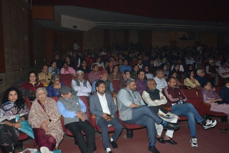 मोहन राकेश के 1958 में लिखे गए प्रसिद्ध नाटक ‘आषाढ़ का एक दिन’ का मंचन मंगलवार को संगीत नाटक अक