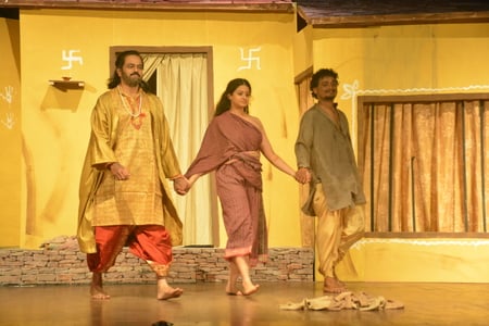 मोहन राकेश के 1958 में लिखे गए प्रसिद्ध नाटक ‘आषाढ़ का एक दिन’ का मंचन मंगलवार को संगीत नाटक अक
