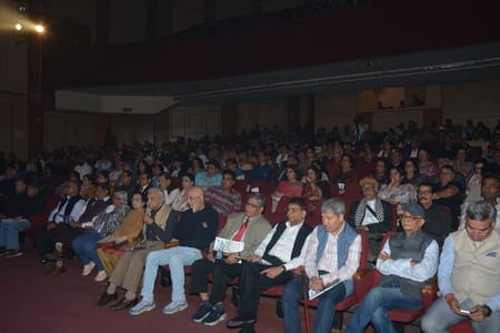 मोहन राकेश के 1958 में लिखे गए प्रसिद्ध नाटक ‘आषाढ़ का एक दिन’ का मंचन मंगलवार को संगीत नाटक अक