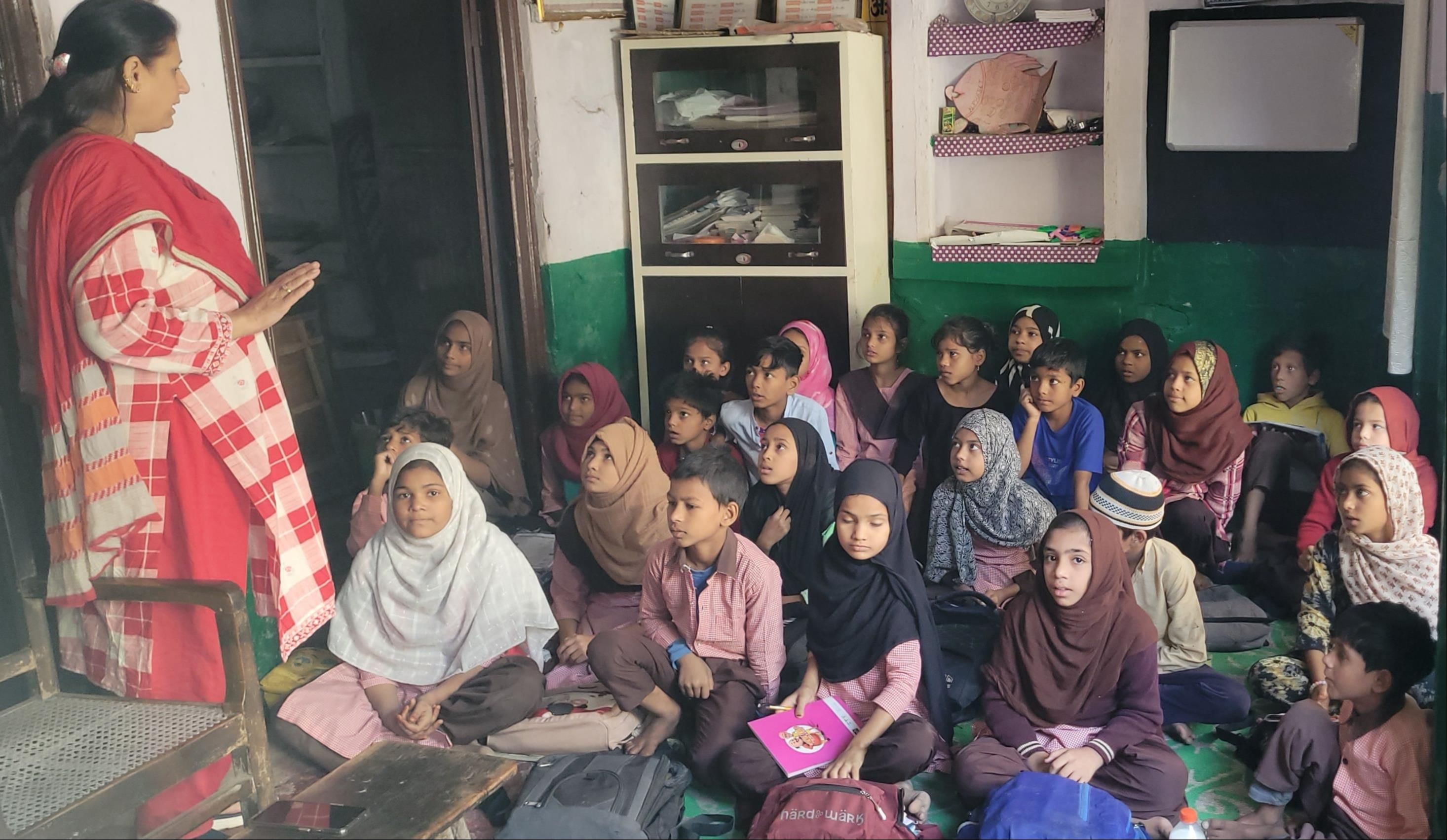 नगीना के मोहल्ला काज़ी सराय द्वितीय के विद्यालय परिसर में खुले आसमान के नीचे पढ़ाई करते बच्चे। 