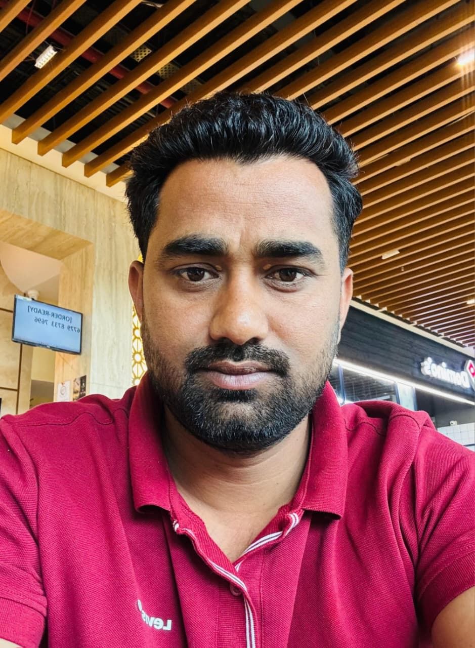 न्यूरिया बस-स्टैंड से महोब जाने वाले मार्ग पर बंद फाटक के पास खड़े लोग। संवाद न्यूरिया बस-स्टैंड से महोब जाने वाले मार्ग पर बंद फाटक के पास खड़े लोग। संवाद