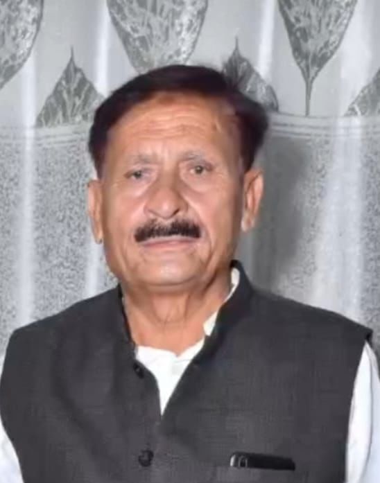 न्यूरिया बस-स्टैंड से महोब जाने वाले मार्ग पर बंद फाटक के पास खड़े लोग। संवाद न्यूरिया बस-स्टैंड से महोब जाने वाले मार्ग पर बंद फाटक के पास खड़े लोग। संवाद