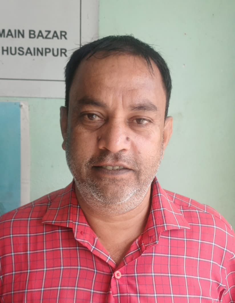 न्यूरिया बस-स्टैंड से महोब जाने वाले मार्ग पर बंद फाटक के पास खड़े लोग। संवाद न्यूरिया बस-स्टैंड से महोब जाने वाले मार्ग पर बंद फाटक के पास खड़े लोग। संवाद