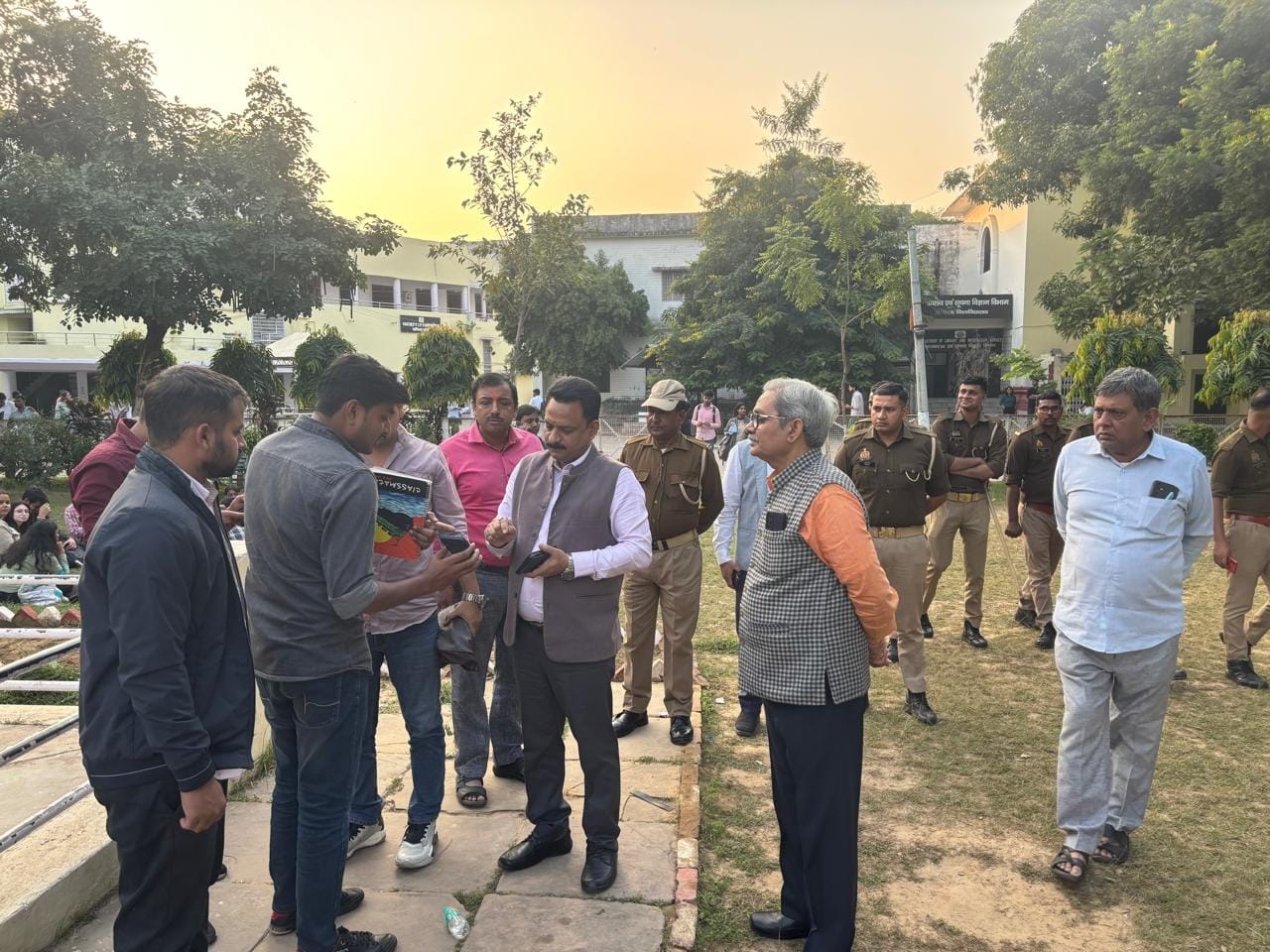 प्रॉक्टोरियल बोर्ड की टीम ने मंगलवार को कैंपस में जांच अभियान चलाया। स्रोत ः विवि प्रॉक्टोरियल बोर्ड की टीम ने मंगलवार को कैंपस में जांच अभियान चलाया। स्रोत ः विवि