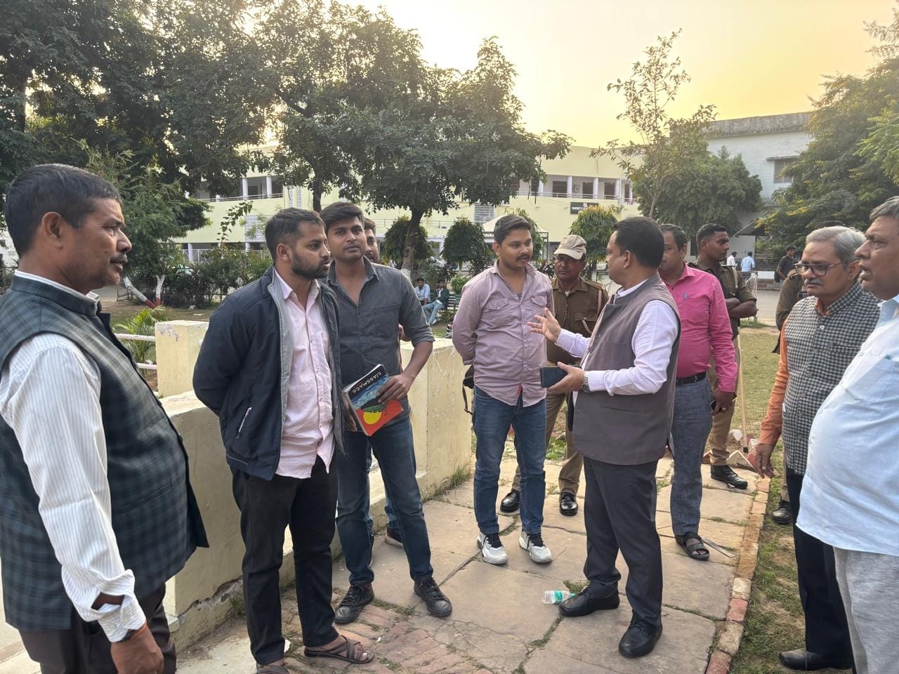 प्रॉक्टोरियल बोर्ड की टीम ने मंगलवार को कैंपस में जांच अभियान चलाया। स्रोत ः विवि प्रॉक्टोरियल बोर्ड की टीम ने मंगलवार को कैंपस में जांच अभियान चलाया। स्रोत ः विवि