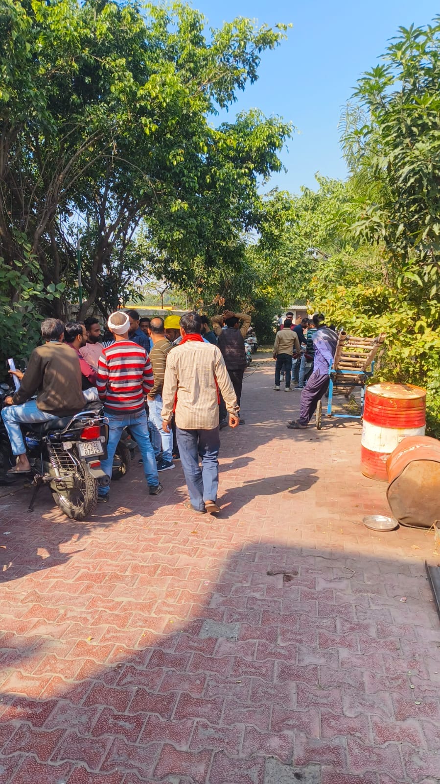 प्रदर्शन करते संविदा बिजली कर्मचारी प्रदर्शन करते संविदा बिजली कर्मचारी