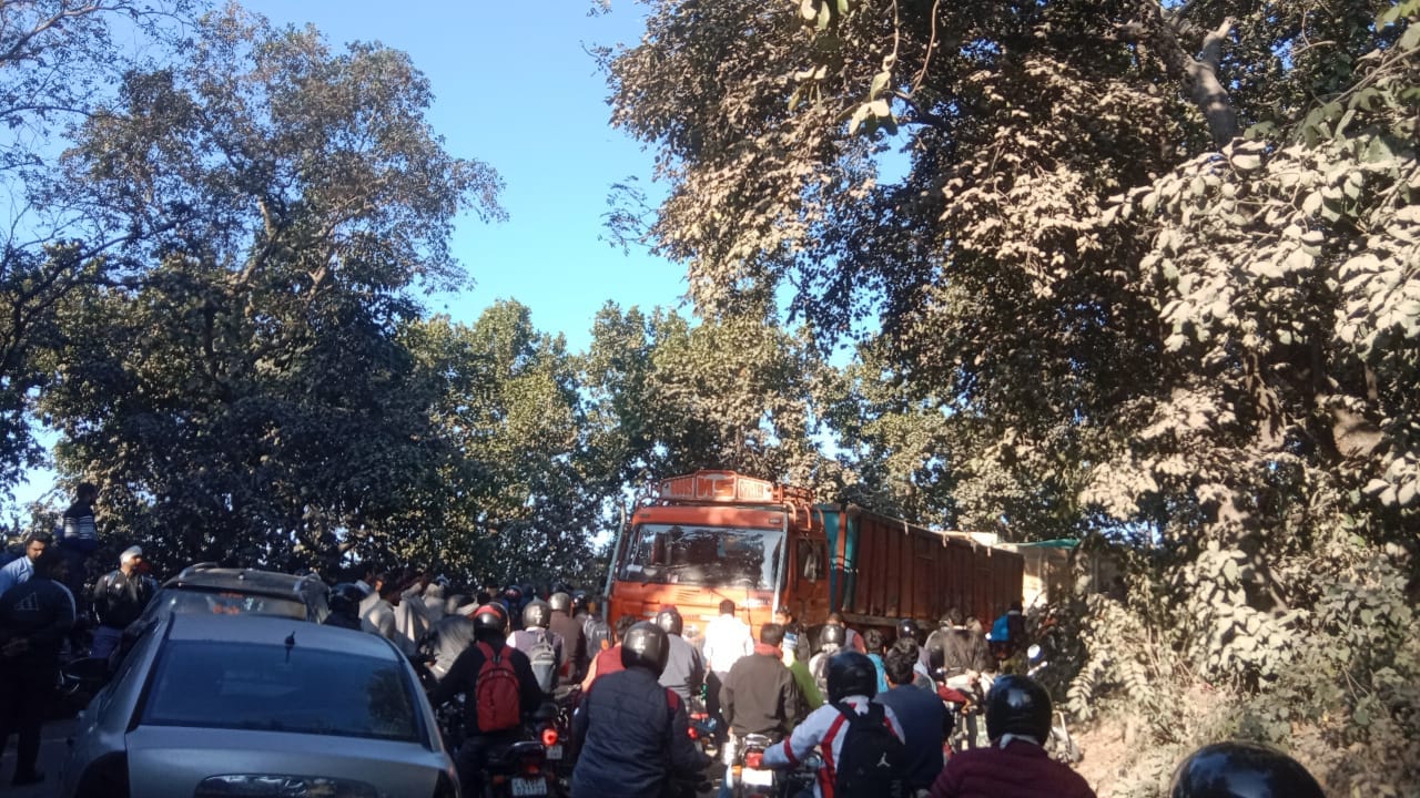 पांवटा साहिब रोड के लाल ढांग पर लगे जाम में फंसे वाहन चालक। संवाद पांवटा साहिब रोड के लाल ढांग पर लगे जाम में फंसे वाहन चालक। संवाद