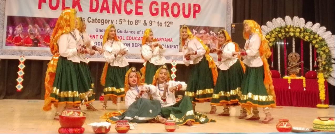 राज्य स्तरीय सांस्कृतिक कार्यक्रम में प्रदर्शनी की जानकारी लेती अध्यापिका। संवाद राज्य स्तरीय सांस्कृतिक कार्यक्रम में प्रदर्शनी की जानकारी लेती अध्यापिका। संवाद