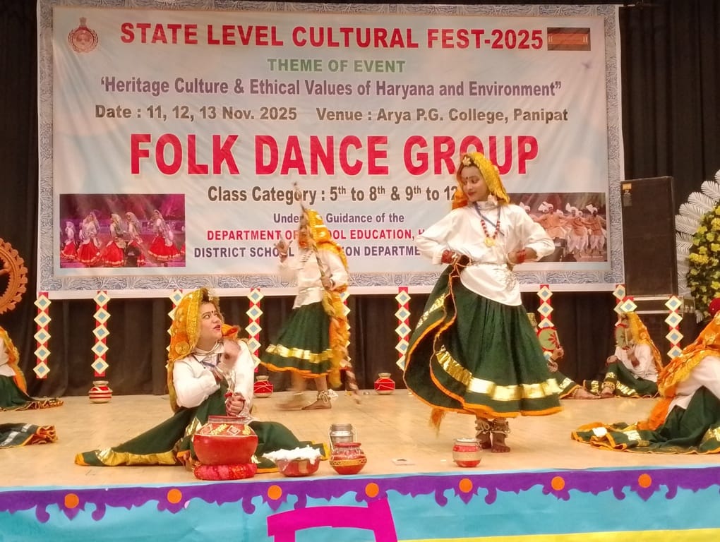 राज्य स्तरीय सांस्कृतिक कार्यक्रम में प्रदर्शनी की जानकारी लेती अध्यापिका। संवाद राज्य स्तरीय सांस्कृतिक कार्यक्रम में प्रदर्शनी की जानकारी लेती अध्यापिका। संवाद