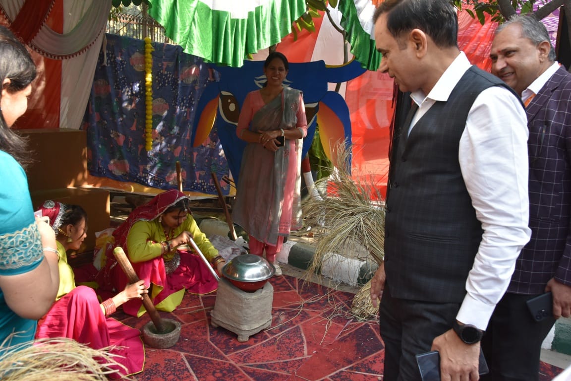 राज्य स्तरीय सांस्कृतिक कार्यक्रम में प्रदर्शनी की जानकारी लेती अध्यापिका। संवाद राज्य स्तरीय सांस्कृतिक कार्यक्रम में प्रदर्शनी की जानकारी लेती अध्यापिका। संवाद