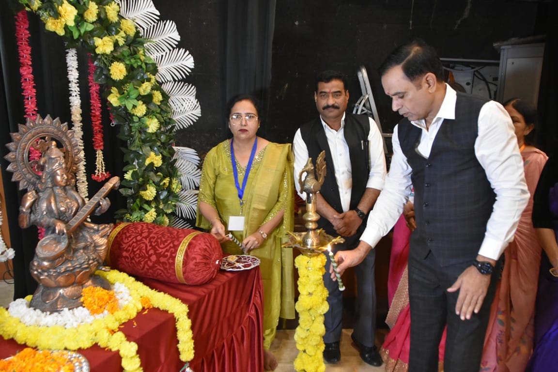 राज्य स्तरीय सांस्कृतिक कार्यक्रम में प्रदर्शनी की जानकारी लेती अध्यापिका। संवाद राज्य स्तरीय सांस्कृतिक कार्यक्रम में प्रदर्शनी की जानकारी लेती अध्यापिका। संवाद