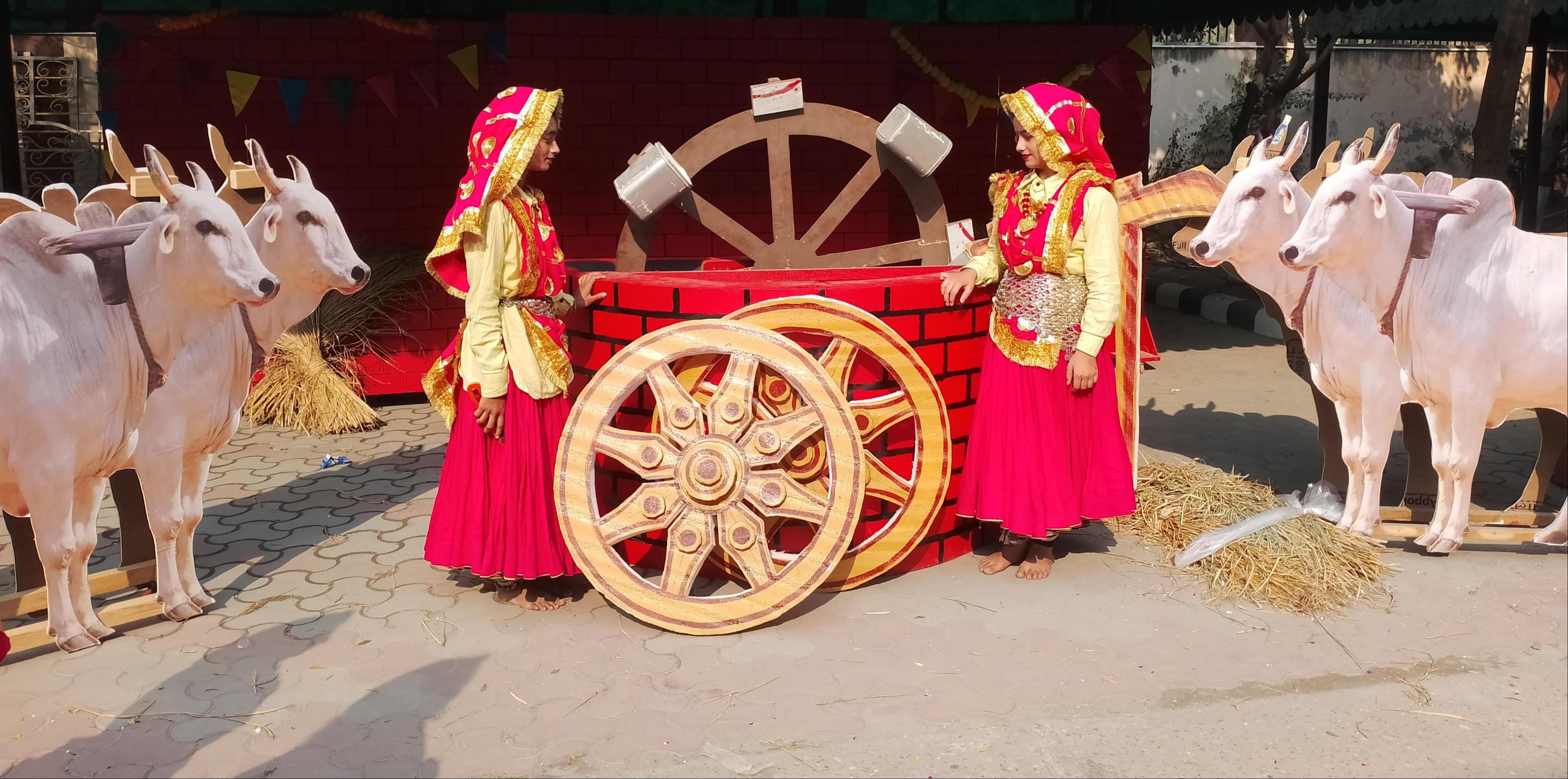 राज्य स्तरीय सांस्कृतिक कार्यक्रम में प्रदर्शनी की जानकारी लेती अध्यापिका। संवाद राज्य स्तरीय सांस्कृतिक कार्यक्रम में प्रदर्शनी की जानकारी लेती अध्यापिका। संवाद