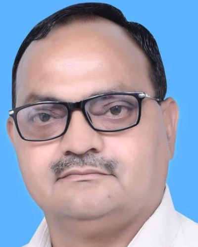 रेलवे स्टेशन पर ट्रेन को इंतजार करते। संवाद