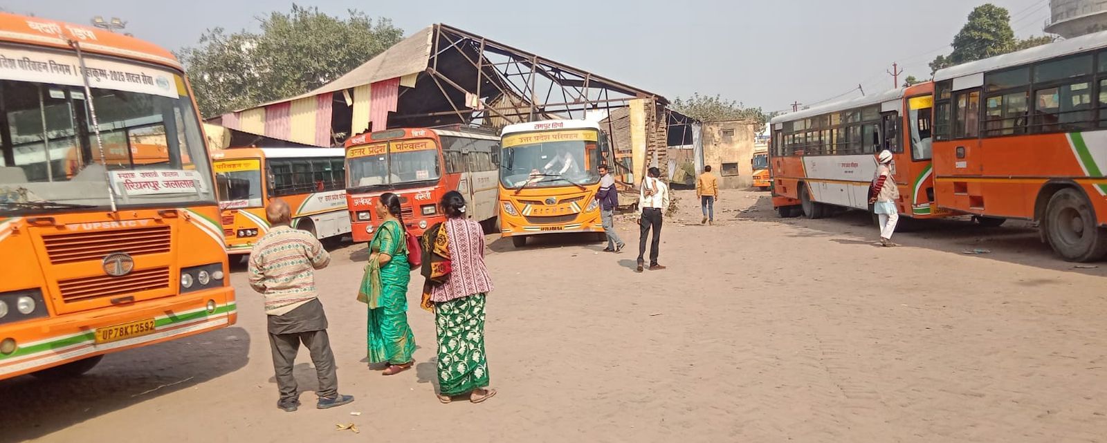 रेलवे स्टेशन पर ट्रेन को इंतजार करते। संवाद