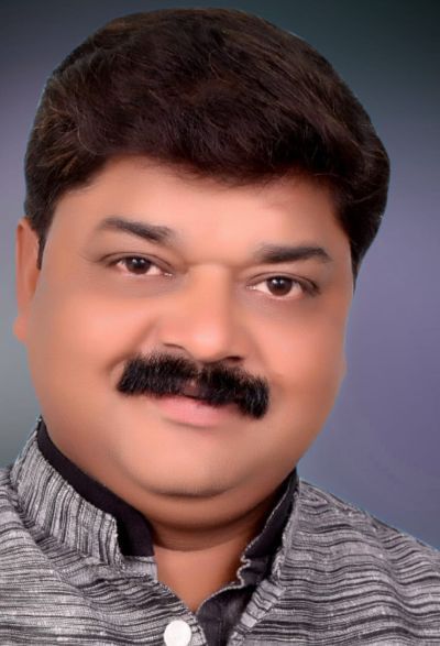 रेलवे स्टेशन पर ट्रेन को इंतजार करते। संवाद