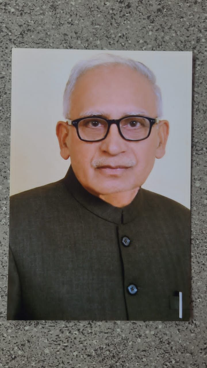 रेलवे स्टेशन पर ट्रेन को इंतजार करते। संवाद