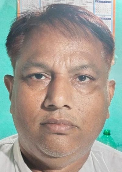 रेलवे स्टेशन पर ट्रेन को इंतजार करते। संवाद