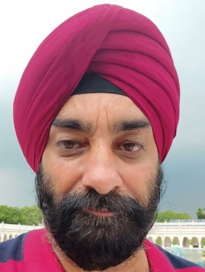 रेलवे स्टेशन पर ट्रेन को इंतजार करते। संवाद