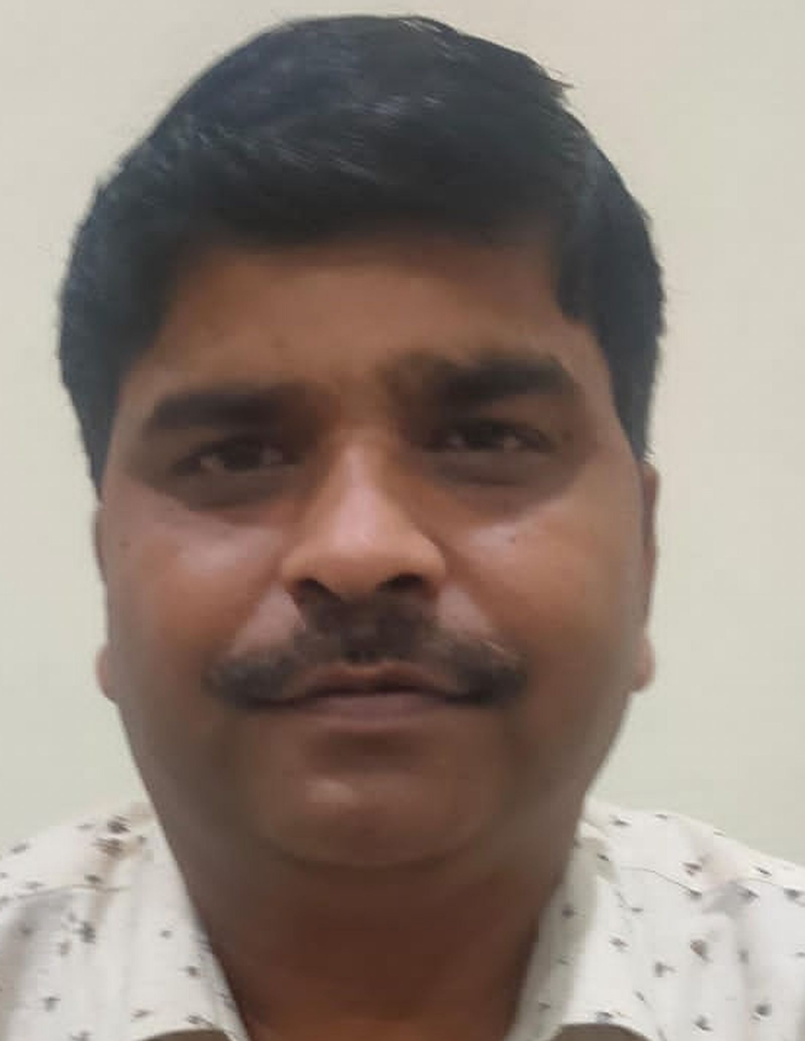 रेलवे स्टेशन पर ट्रेन को इंतजार करते। संवाद