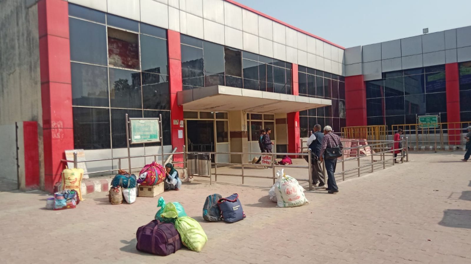 रेलवे स्टेशन पर ट्रेन को इंतजार करते। संवाद