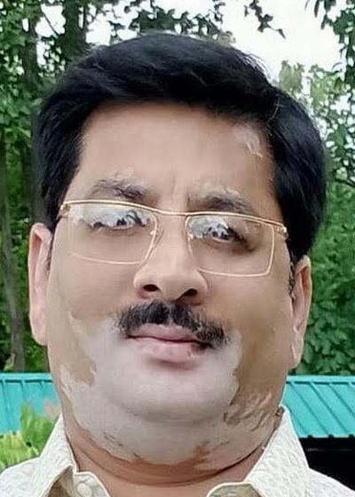 रेलवे स्टेशन पर ट्रेन को इंतजार करते। संवाद