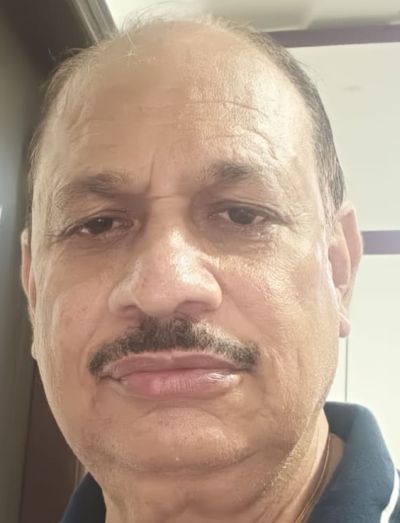 रेलवे स्टेशन पर ट्रेन को इंतजार करते। संवाद