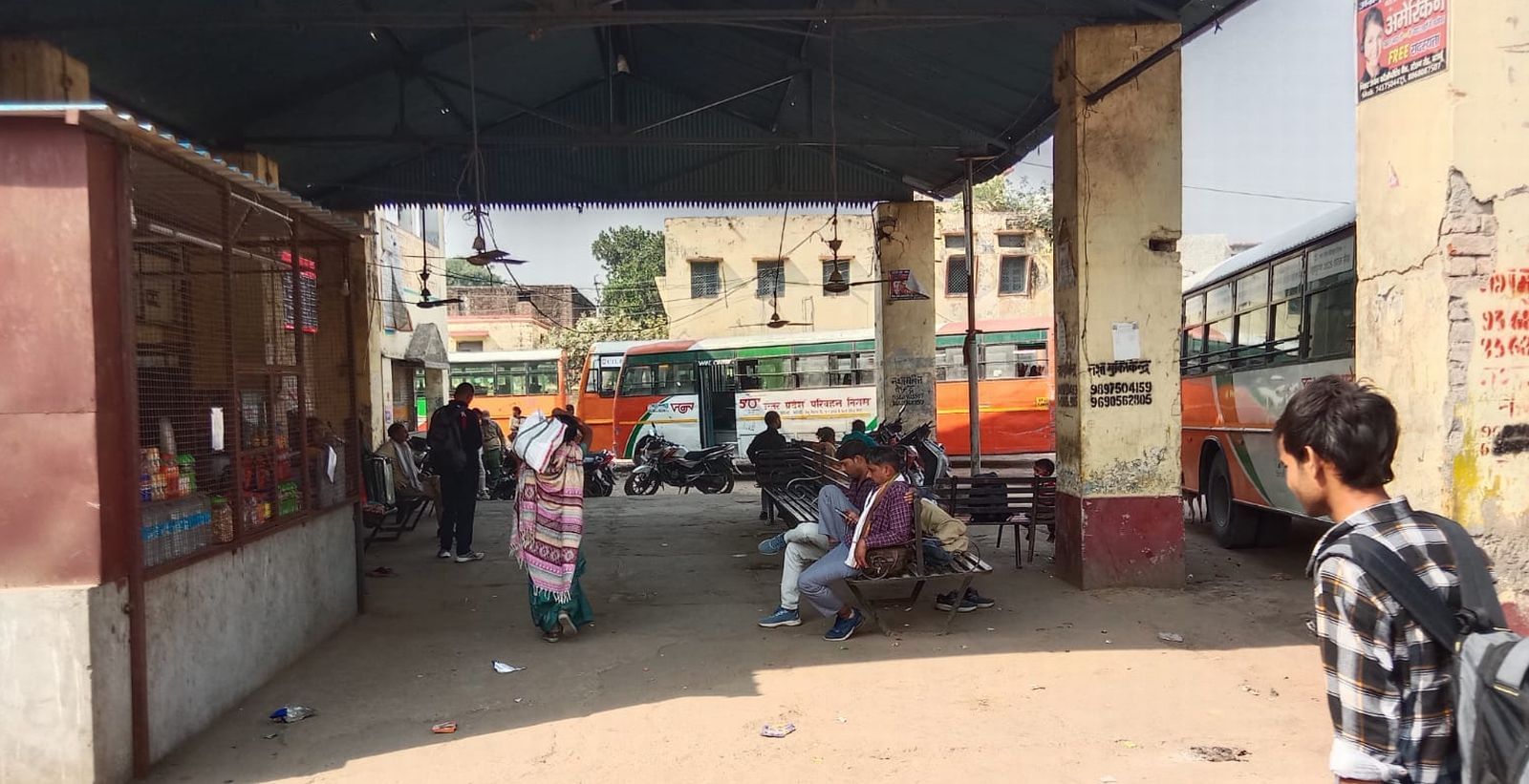 रेलवे स्टेशन पर ट्रेन को इंतजार करते। संवाद