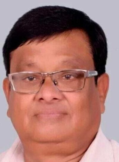 रेलवे स्टेशन पर ट्रेन को इंतजार करते। संवाद