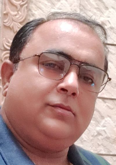 रेलवे स्टेशन पर ट्रेन को इंतजार करते। संवाद