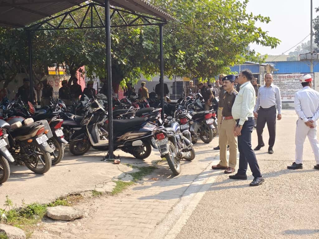 रेलवे स्टेशन पर ट्रेन को इंतजार करते। संवाद