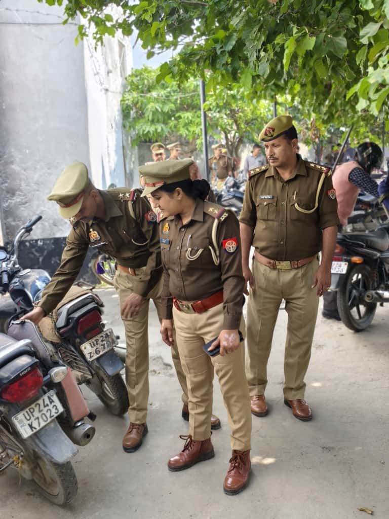 रेलवे स्टेशन पर ट्रेन को इंतजार करते। संवाद