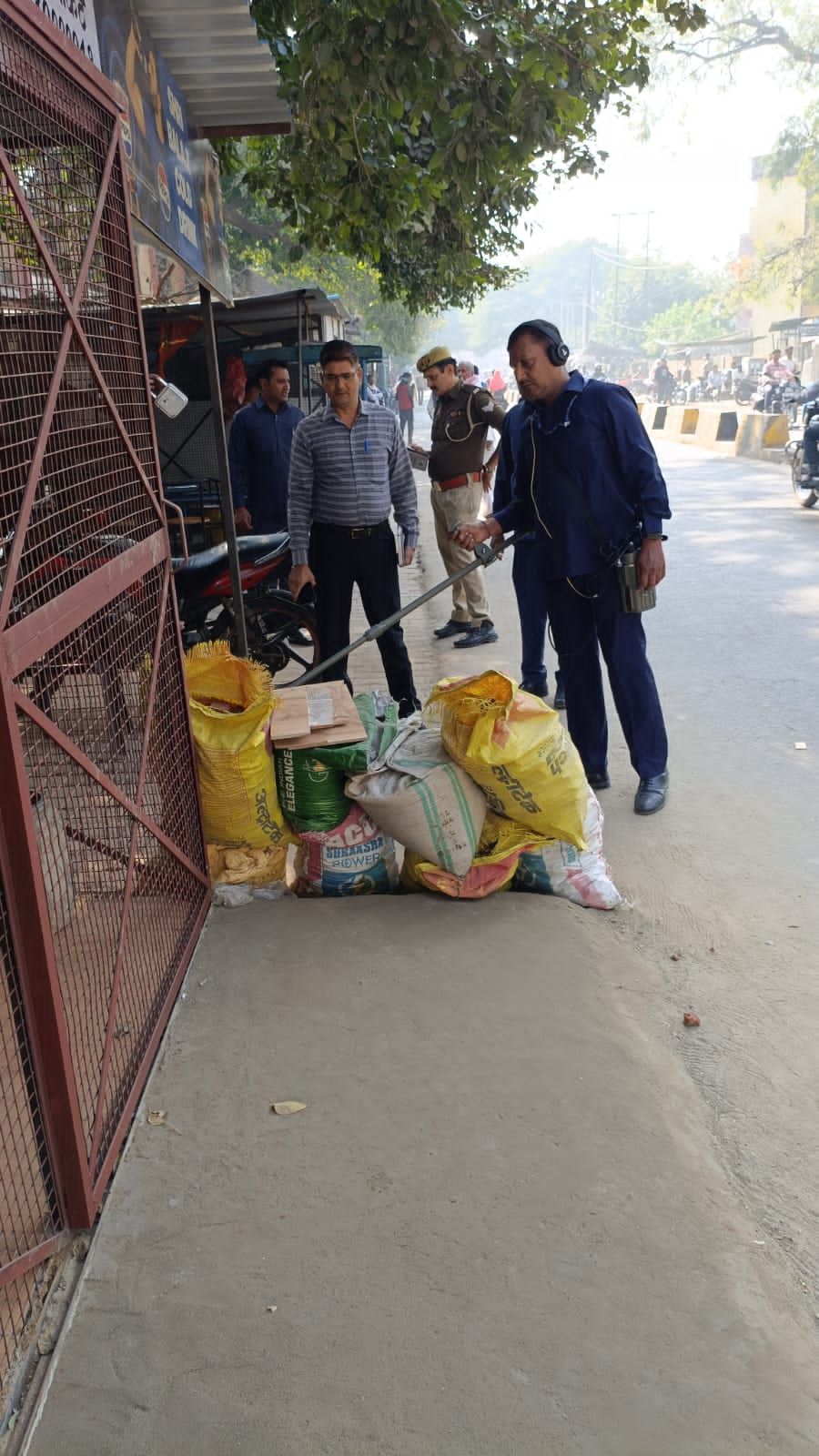 रेलवे स्टेशन पर ट्रेन को इंतजार करते। संवाद