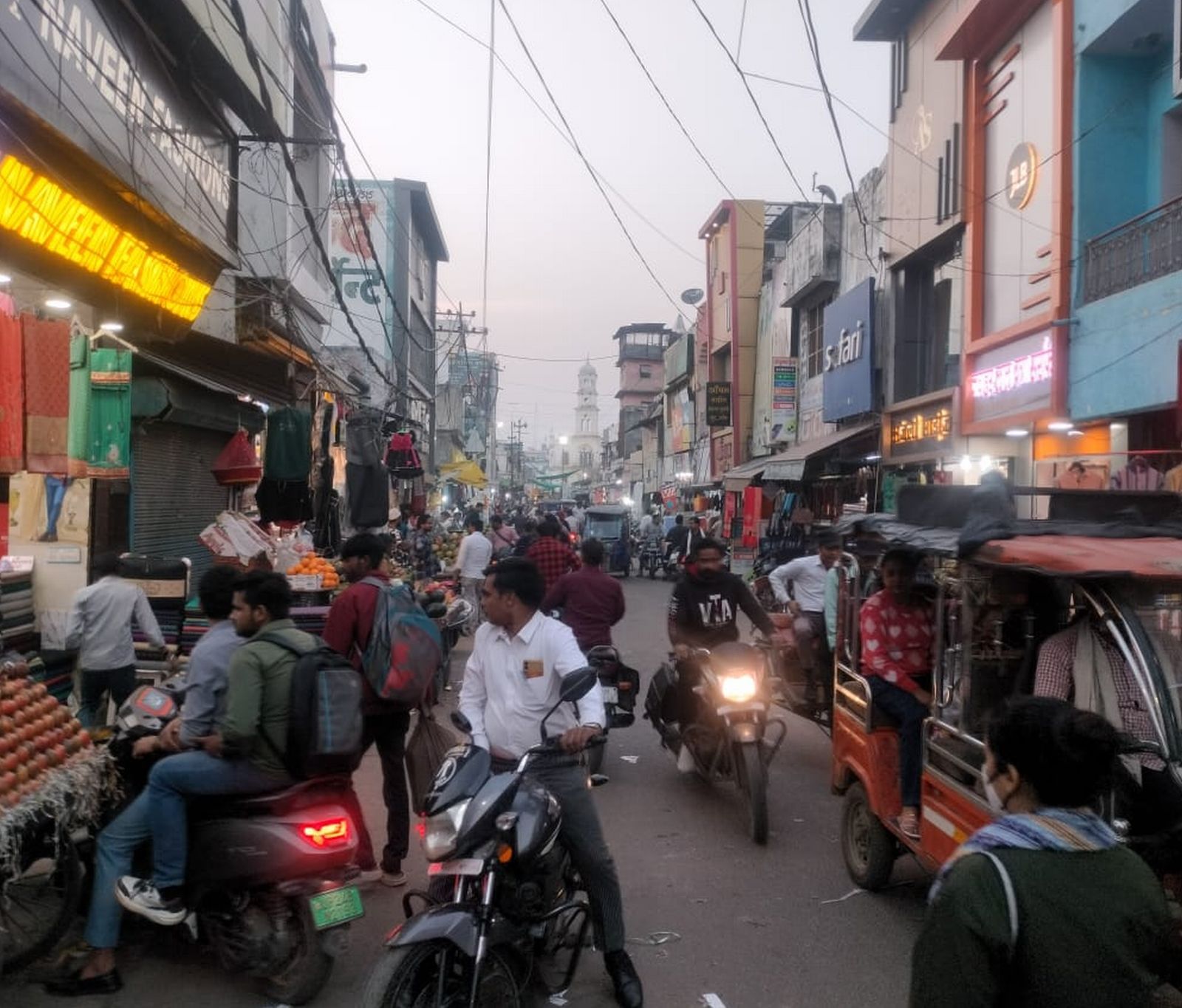 रेलवे स्टेशन पर ट्रेन को इंतजार करते। संवाद