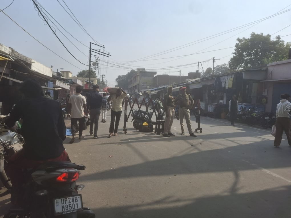 रेलवे स्टेशन पर ट्रेन को इंतजार करते। संवाद