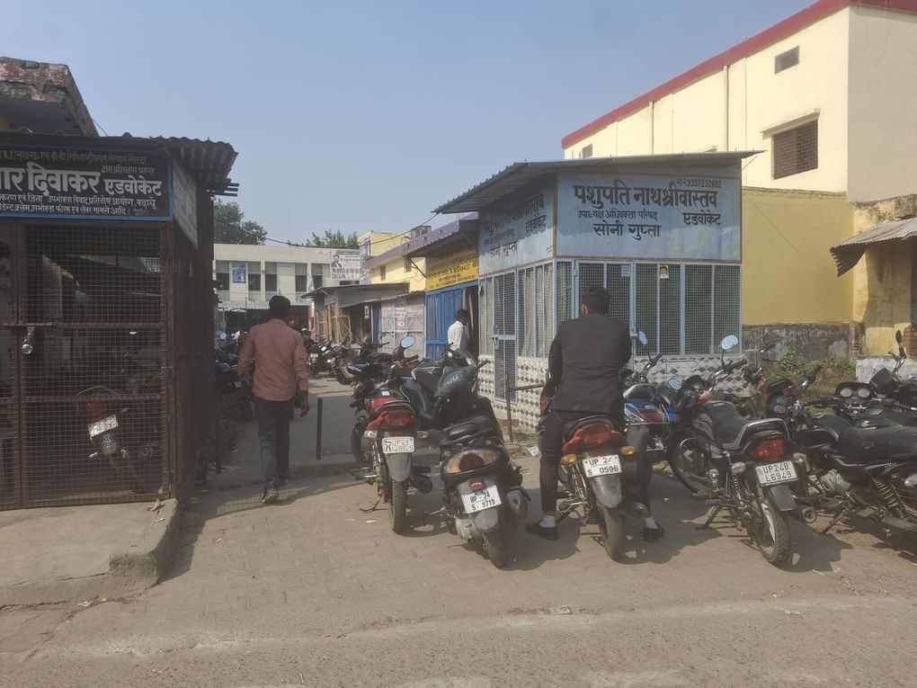 रेलवे स्टेशन पर ट्रेन को इंतजार करते। संवाद