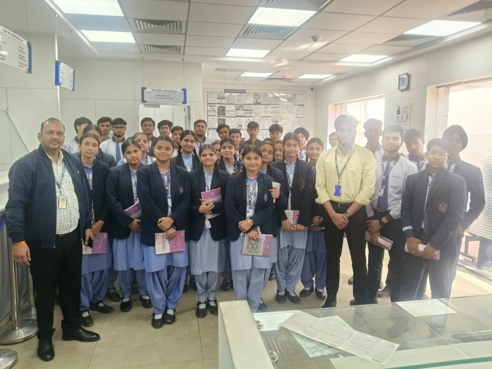 सलम एकेडमी के कक्षा 12 वाणिज्य एवं मानविकी वर्ग के छात्र एच डी एफ सी बैंक का भ्रमण कर जानकारी ह सलम एकेडमी के कक्षा 12 वाणिज्य एवं मानविकी वर्ग के छात्र एच डी एफ सी बैंक का भ्रमण कर जानकारी ह