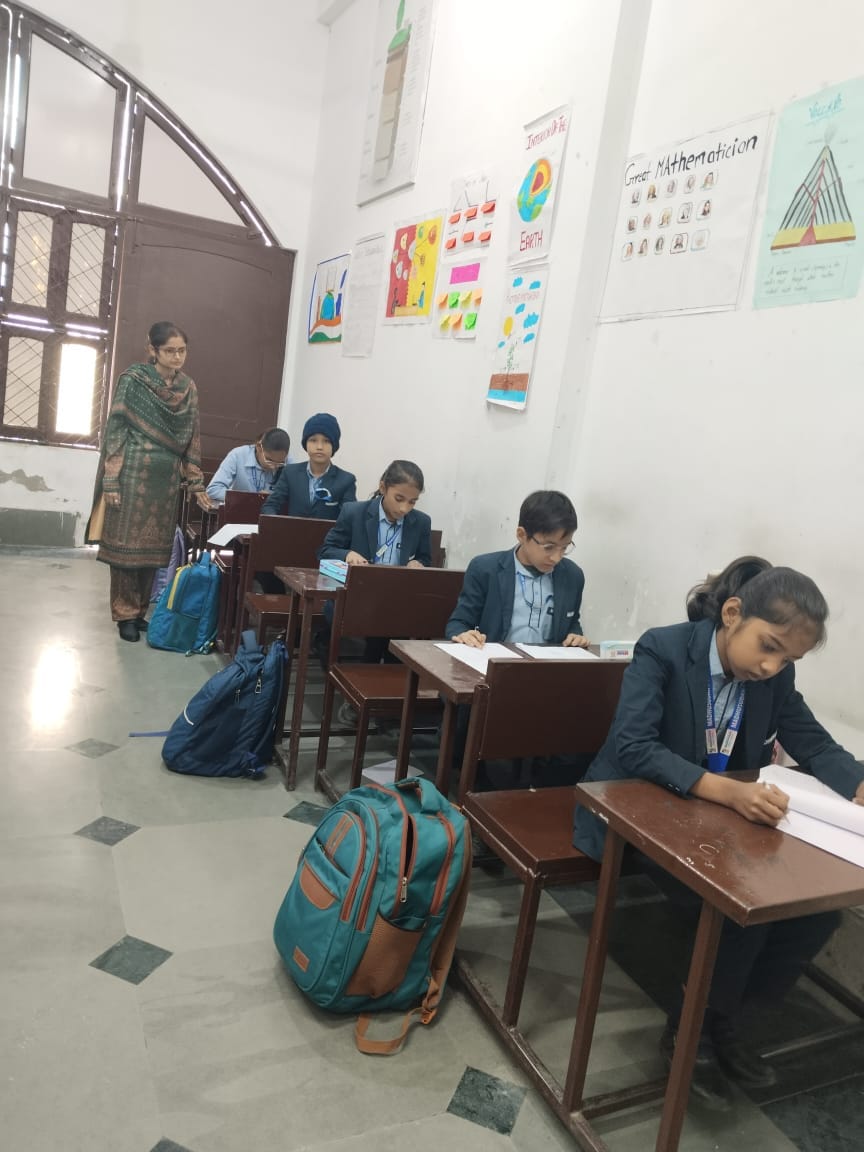 स्वरांजलि पब्लिक स्कूल में परीक्षा देते विद्यार्थी। संवाद