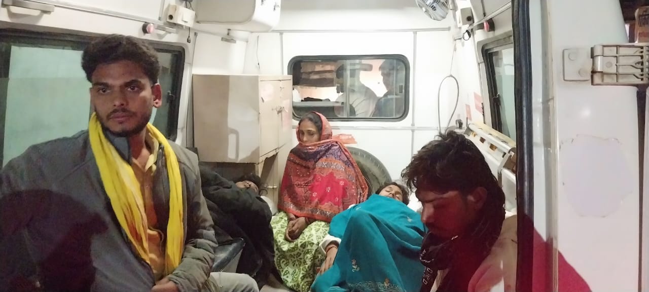 दो बाइक की टक्कर में ंघायल राजेश्वर चौबे के साथ उनके परिजन । संवाद