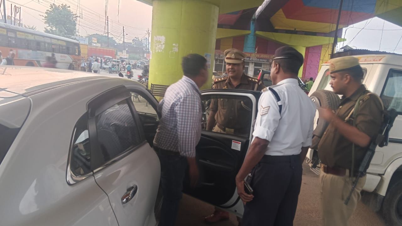 दिल्ली में हुए ब्लास्ट को लेकर मेंहदावल बाईपास पर चेकिंग करते हुए कोतवाल । स्रोत - पुलिस दिल्ली में हुए ब्लास्ट को लेकर मेंहदावल बाईपास पर चेकिंग करते हुए कोतवाल । स्रोत - पुलिस