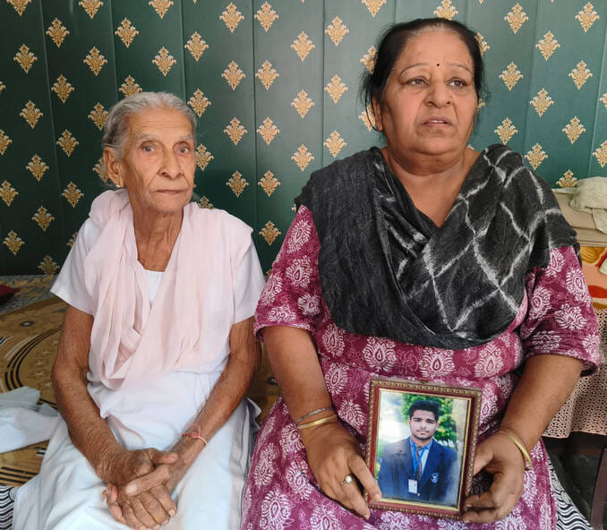 दिल्ली में मृत मिले सुभाष नगर निवासी लकी मखानी का फाइल फोटो और उसकी मां व दादी का फोटो